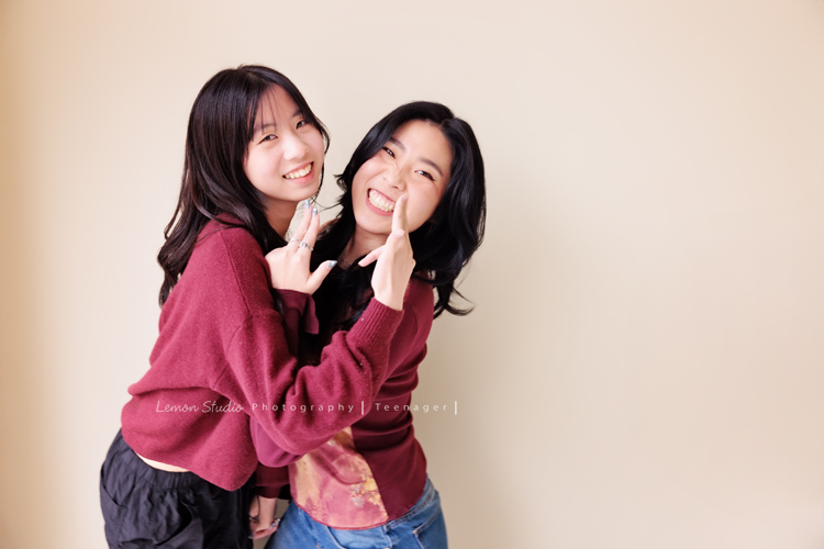 麗惠媽麻一家第四次來拍家庭寫真，第一次拍照是在15年前，當時Miranda & Charlotte都還是小小孩啊，如今姊妹倆已是美少女，這張是姊妹倆抱在一起，兩人在玩耍互動中擺出有趣的pose的姊妹寫真照！