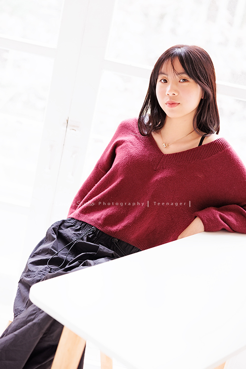 麗惠媽麻一家第四次來拍家庭寫真，第一次拍照是在15年前，當時Miranda & Charlotte都還是小小孩啊，如今姊妹倆已是美少女，這張是妹妹坐在桌子前面，看著鏡頭酷酷的表情，很美的一張妹妹的個人寫真照！