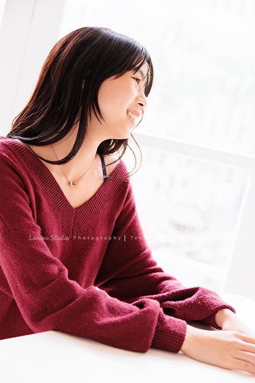 麗惠媽麻一家第四次來拍家庭寫真，第一次拍照是在15年前，當時Miranda & Charlotte都還是小小孩啊，如今姊妹倆已是美少女，這張是妹妹坐在桌子前面，看著旁邊微笑，很美的一張妹妹的側臉個人寫真照！
