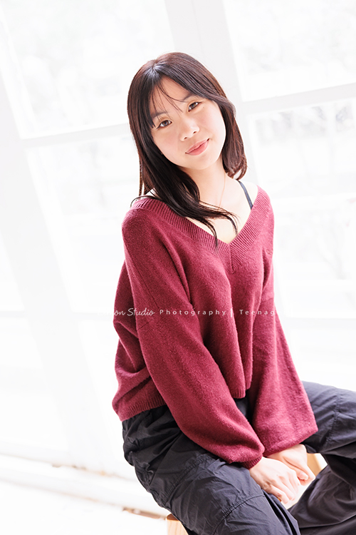 麗惠媽麻一家第四次來拍家庭寫真，第一次拍照是在15年前，當時Miranda & Charlotte都還是小小孩啊，如今姊妹倆已是美少女，這張是妹妹坐在椅子上，看著鏡頭有點酷的表情，很美的一張妹妹的個人寫真照！