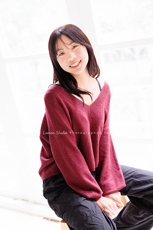 麗惠媽麻一家第四次來拍家庭寫真，第一次拍照是在15年前，當時Miranda & Charlotte都還是小小孩啊，如今姊妹倆已是美少女，這張是妹妹坐在椅子上，看著鏡頭甜美地笑著，很美的一張妹妹的個人寫真照！