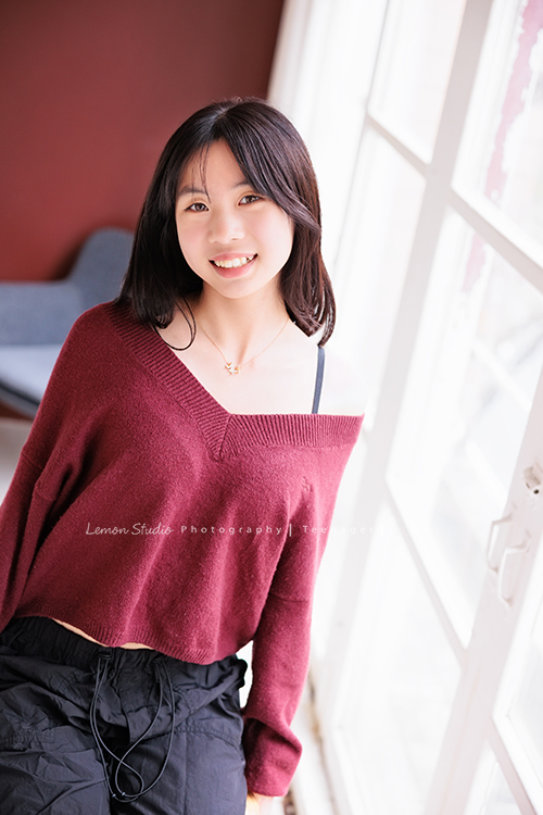 麗惠媽麻一家第四次來拍家庭寫真，第一次拍照是在15年前，當時Miranda & Charlotte都還是小小孩啊，如今姊妹倆已是美少女，這張是妹妹坐在椅子上，看著鏡頭甜美地笑著，很美的一張妹妹的正面個人寫真照！