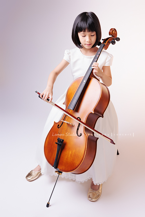 芯參加學校的弦樂團正在學習大提琴，為了即將來到的音樂會演出來拍音樂會寫真，雖然一開始拍照時有點小緊張，但逐漸地在鏡頭前越來越自在，結果捕捉到許多芯好可愛的表情及畫面，這張是芯坐著正專注地拉著大提琴的一張音樂會寫真照！