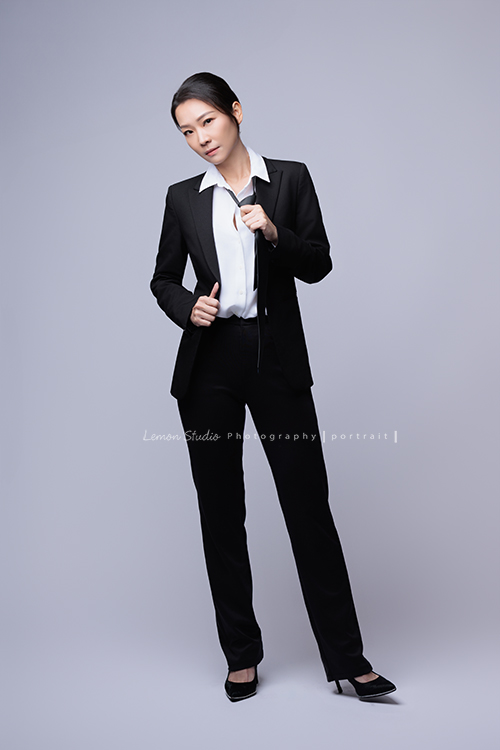 無糖律師出書了，因應內容拍了截然不同感覺的書籍形象照，識人談判課是一本很實用的書籍啊，這張是無糖律師穿一身黑色西裝，扮成中性的打扮的形象照！