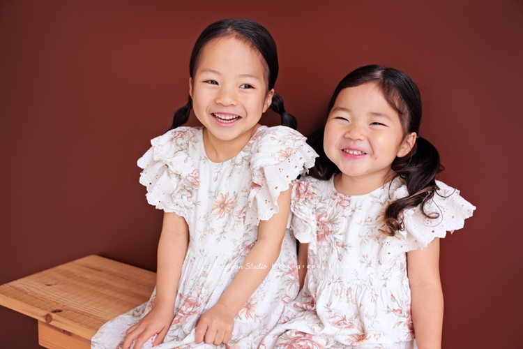 Katherine媽麻一家第三次來拍家庭寫真，這次回台灣多了第三個寶貝小妹，三姊妹在一起超可愛的，Katherine媽麻一家走自然風，喜歡很自然互動感覺的相片，我們也很喜歡啊，這張是兩位姊姊坐在一起的合照！