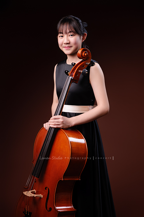 Lucie為了即將來到的音樂會帶著大提琴來拍音樂會寫真照，很有氣質的Lucie，拉琴時非常專注，Lucie笑起來很甜美，這張是Lucie站著手扶著大提琴恬靜地看著鏡頭的七分身音樂會寫真照！