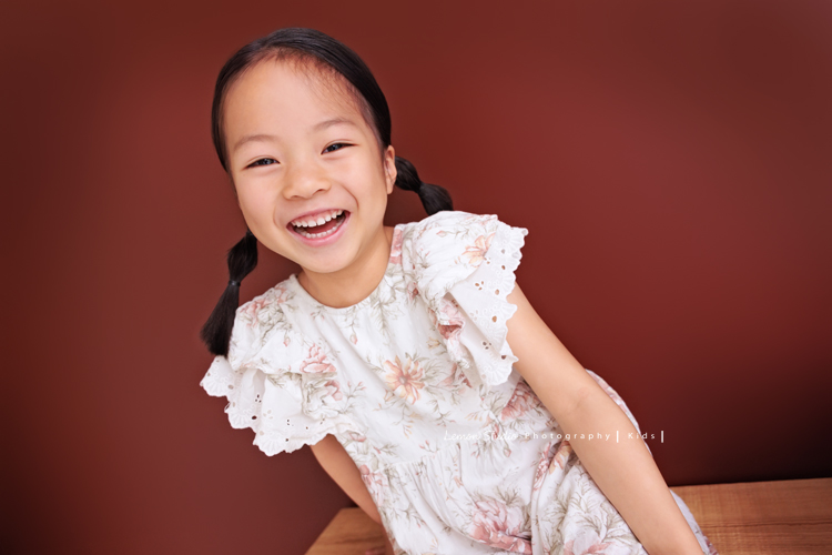 Katherine媽麻一家第三次來拍家庭寫真，這次回台灣多了第三個寶貝小妹，三姊妹在一起超可愛的，Katherine媽麻一家走自然風，喜歡很自然互動感覺的相片，我們也很喜歡啊，這張是大姊的個人兒童寫真照！大姊笑得很燦爛啊！