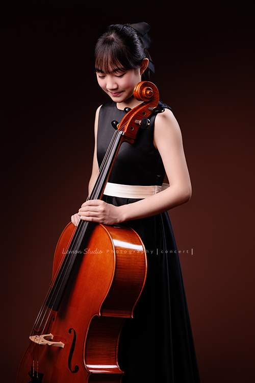 Lucie為了即將來到的音樂會帶著大提琴來拍音樂會寫真照，很有氣質的Lucie，拉琴時非常專注，Lucie笑起來很甜美，這張是Lucie站著手扶著大提琴低頭看著大提琴的七分身音樂會寫真照！很有意境的一張音樂寫真照！