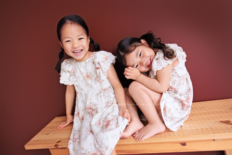 Katherine媽麻一家第三次來拍家庭寫真，這次回台灣多了第三個寶貝小妹，三姊妹在一起超可愛的，Katherine媽麻一家走自然風，喜歡很自然互動感覺的相片，我們也很喜歡啊，這張是兩位姊姊在椅子上的合照，很自然很可愛的一張，兩人的笑容都好甜美啊！