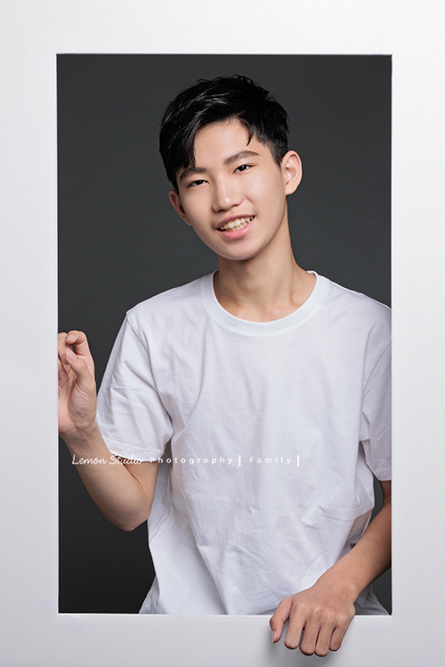 Michelle媽麻一家第二次來拍家庭寫真，這次有一些拍攝的想法與我們討論，最後請我們製作了一個很特別的無框畫，送給爺爺奶奶，爺爺奶奶收到後非常開心啊，這張是帥氣的哥哥的另一張個人照！