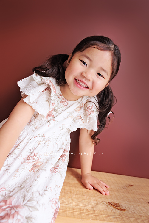 Katherine媽麻一家第三次來拍家庭寫真，這次回台灣多了第三個寶貝小妹，三姊妹在一起超可愛的，Katherine媽麻一家走自然風，喜歡很自然互動感覺的相片，我們也很喜歡啊，這張是二姊的個人兒童寫真照，二姊的笑容好甜美好可愛！