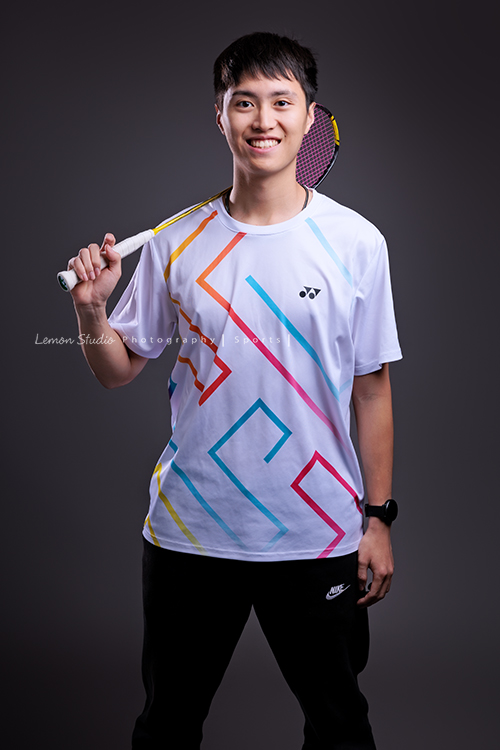 這次國小羽球隊請我們拍球隊的運動寫真照，運動的孩子們有一種很專注內斂的氣質，這次還有拍孩子們打球的瞬間，好有力量好美啊，這張是一位男教練的羽球教練形象照，教練笑起來好帥！