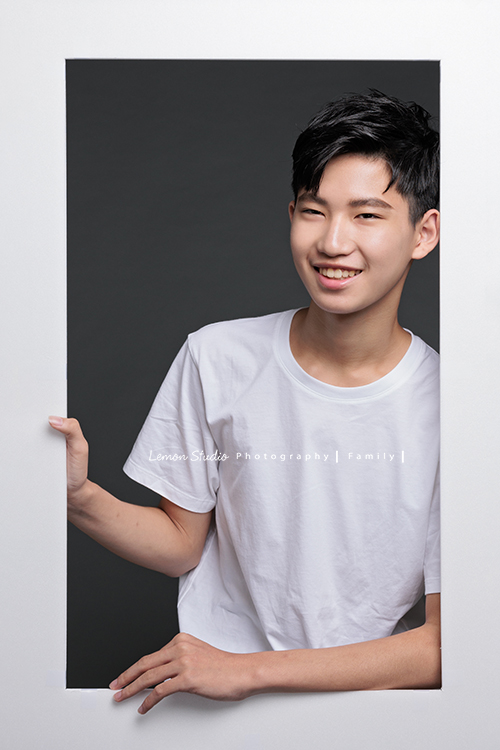 Michelle媽麻一家第二次來拍家庭寫真，這次有一些拍攝的想法與我們討論，最後請我們製作了一個很特別的無框畫，送給爺爺奶奶，爺爺奶奶收到後非常開心啊，這張是帥氣的哥哥的個人照！