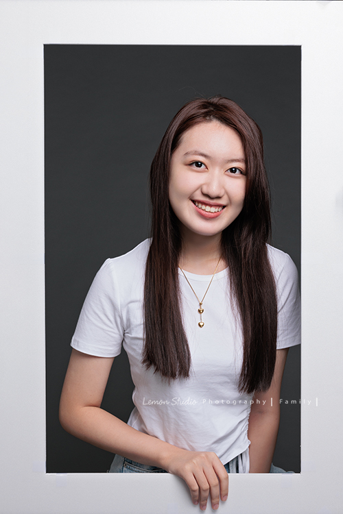 Michelle媽麻一家第二次來拍家庭寫真，這次有一些拍攝的想法與我們討論，最後請我們製作了一個很特別的無框畫，送給爺爺奶奶，爺爺奶奶收到後非常開心啊，這張是大姊的個人照，大姊很漂亮啊！