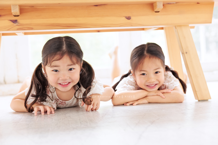 Katherine媽麻一家第三次來拍家庭寫真，這次回台灣多了第三個寶貝小妹，三姊妹在一起超可愛的，Katherine媽麻一家走自然風，喜歡很自然互動感覺的相片，我們也很喜歡啊，這張是兩位小姊姊在椅子下玩耍的紀錄！
