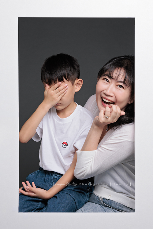 Michelle媽麻一家第二次來拍家庭寫真，這次有一些拍攝的想法與我們討論，最後請我們製作了一個很特別的無框畫，送給爺爺奶奶，爺爺奶奶收到後非常開心啊，這張是媽麻和正在鬧脾氣的小弟倆人可愛的合照！