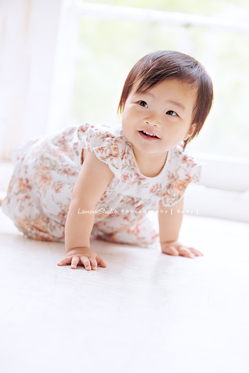 Katherine媽麻一家第三次來拍家庭寫真，這次回台灣多了第三個寶貝小妹，三姊妹在一起超可愛的，Katherine媽麻一家走自然風，喜歡很自然互動感覺的相片，我們也很喜歡啊，這張是三寶在地上爬行可愛的模樣！