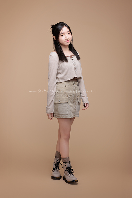 15歲的妤和姊姊分別來拍個人寫真紀念，今天分享的是妤的相片，這張是妤很輕鬆自在地站著、對著鏡頭微笑的一張全身的個人寫真照！