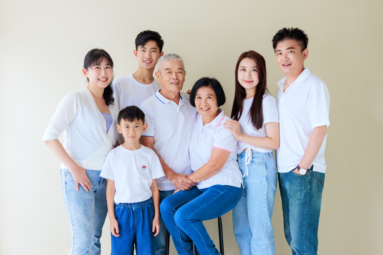 Michelle媽麻一家第二次來拍家庭寫真，這次有一些拍攝的想法與我們討論，最後請我們製作了一個很特別的無框畫，送給爺爺奶奶，爺爺奶奶收到後非常開心啊，這張是一家五口和爺爺奶奶的全家福寫真！很清新自然的一張全家福！