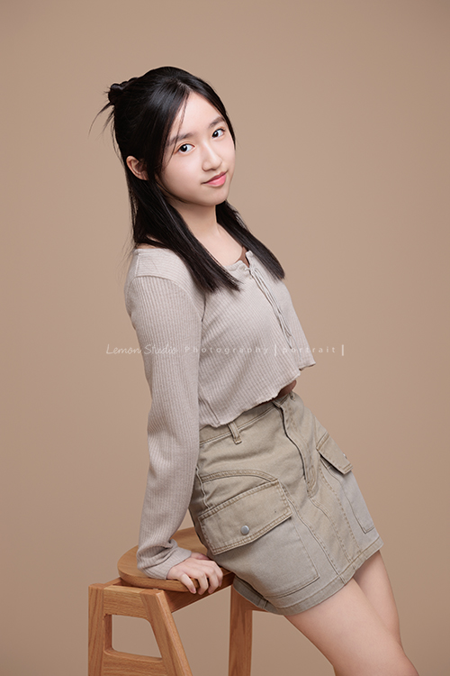 15歲的妤和姊姊分別來拍個人寫真紀念，今天分享的是妤的相片，這張是妤很輕鬆自在地雙手靠在椅子上、對著鏡頭微笑的一張很美的個人寫真照！