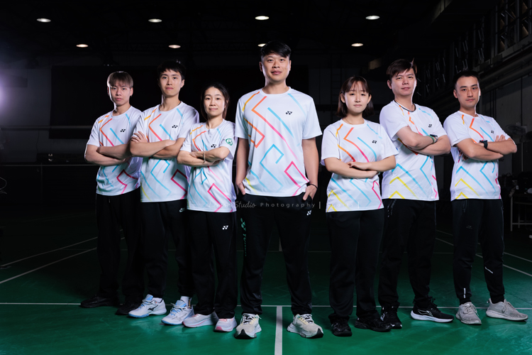 這次國小羽球隊請我們拍球隊的運動寫真照，運動的孩子們有一種很專注內斂的氣質，這次還有拍孩子們打球的瞬間，好有力量好美啊，這張是所有教練的合照，教練們擺起pose很專業帥氣啊！