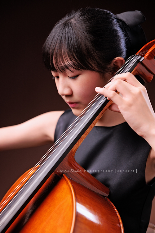 Lucie為了即將來到的音樂會帶著大提琴來拍音樂會寫真照，很有氣質的Lucie，笑起來很甜美，這張是Lucie正非常專注地拉著大提琴的側面臉部特寫！