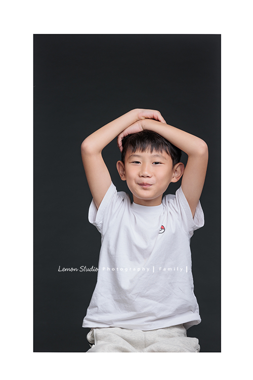 Michelle媽麻一家第二次來拍家庭寫真，這次有一些拍攝的想法與我們討論，最後請我們製作了一個很特別的無框畫，送給爺爺奶奶，爺爺奶奶收到後非常開心啊，這張是小弟雙手抱頭可愛的個人照！