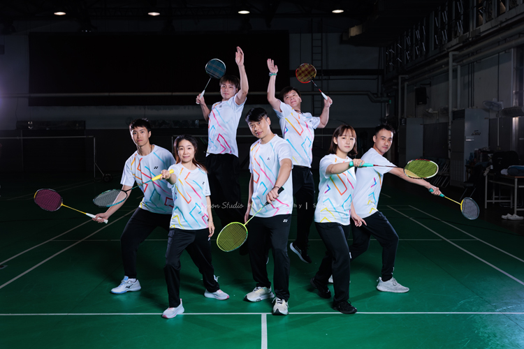 這次國小羽球隊請我們拍球隊的運動寫真照，運動的孩子們有一種很專注內斂的氣質，這次還有拍孩子們打球的瞬間，好有力量好美啊，這張是所有教練的合照，後面還有兩位教練跳發球的一瞬間，好帥！