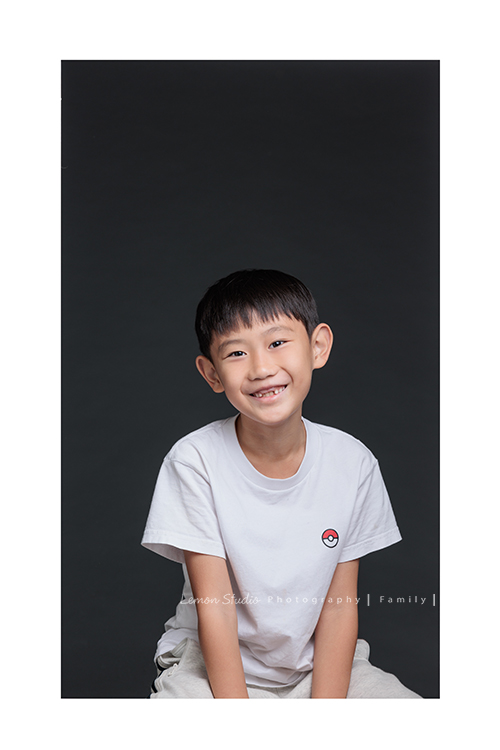 Michelle媽麻一家第二次來拍家庭寫真，這次有一些拍攝的想法與我們討論，最後請我們製作了一個很特別的無框畫，送給爺爺奶奶，爺爺奶奶收到後非常開心啊，這張是小弟可愛的個人照！