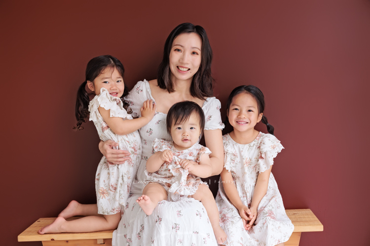 Katherine媽麻一家第三次來拍家庭寫真，這次回台灣多了第三個寶貝小妹，三姊妹在一起超可愛的，Katherine媽麻一家走自然風，喜歡很自然互動感覺的相片，我們也很喜歡啊，這張是媽麻和姊姊們穿同系列的洋裝四人坐抱在一起的家庭寫真合照！