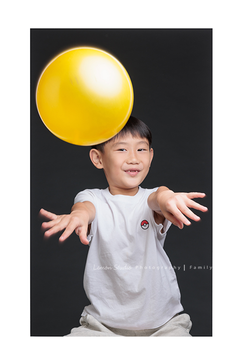 Michelle媽麻一家第二次來拍家庭寫真，這次有一些拍攝的想法與我們討論，最後請我們製作了一個很特別的無框畫，送給爺爺奶奶，爺爺奶奶收到後非常開心啊，這張是小弟在玩球可愛的個人照！