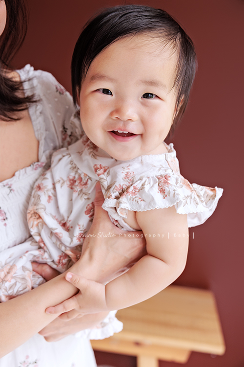 Katherine媽麻一家第三次來拍家庭寫真，這次回台灣多了第三個寶貝小妹，三姊妹在一起超可愛的，Katherine媽麻一家走自然風，喜歡很自然互動感覺的相片，我們也很喜歡啊，這張是三寶在媽麻身上的個人寶寶寫真照，三寶的笑容好可愛啊！