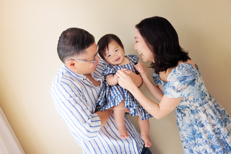 Katherine媽麻一家第三次來拍家庭寫真，這次回台灣多了第三個寶貝小妹，三姊妹在一起超可愛的，Katherine媽麻一家走自然風，喜歡很自然互動感覺的相片，我們也很喜歡啊，這張是爸拔媽麻抱著可愛的三寶和她玩的紀錄，一家人穿藍色系的衣服好好看啊！