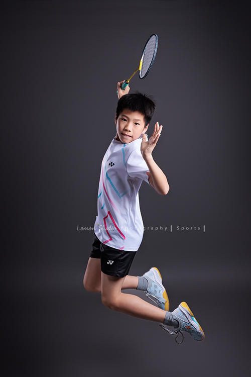 這次國小羽球隊請我們拍球隊的運動寫真照，運動的孩子們有一種很專注內斂的氣質，這次還有拍孩子們打球的瞬間，好有力量好美啊，這張是羽球隊裡一位男孩的運動寫真照，男孩跳起來要揮拍的一瞬間！