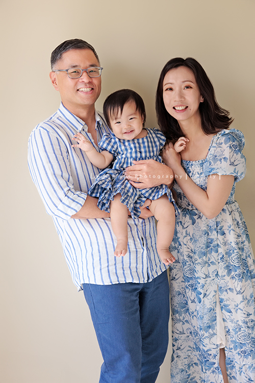 Katherine媽麻一家第三次來拍家庭寫真，這次回台灣多了第三個寶貝小妹，三姊妹在一起超可愛的，Katherine媽麻一家走自然風，喜歡很自然互動感覺的相片，我們也很喜歡啊，這張是爸拔媽麻抱著可愛的三寶，一家人穿藍色系的衣服好好看啊！