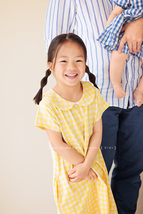 Katherine媽麻一家第三次來拍家庭寫真，這次回台灣多了第三個寶貝小妹，三姊妹在一起超可愛的，Katherine媽麻一家走自然風，喜歡很自然互動感覺的相片，我們也很喜歡啊，這張是可愛的大姊，姊姊這次綁兩個辮子很可愛！