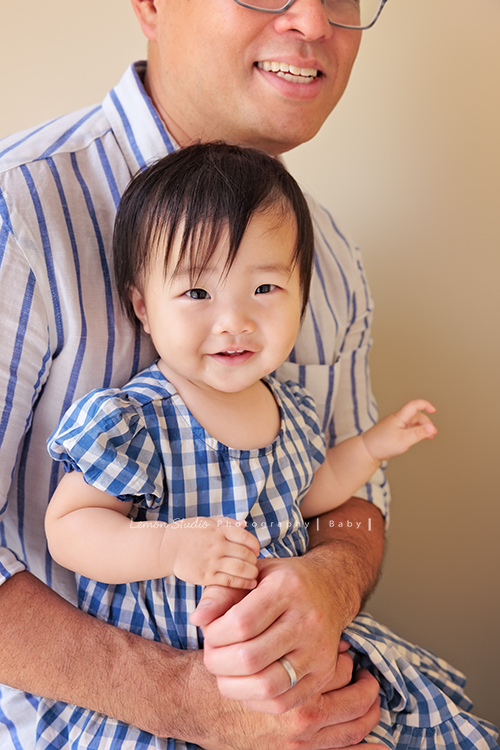 Katherine媽麻一家第三次來拍家庭寫真，這次回台灣多了第三個寶貝小妹，三姊妹在一起超可愛的，Katherine媽麻一家走自然風，喜歡很自然互動感覺的相片，我們也很喜歡啊，這張是爸拔抱著可愛的三寶，三寶看著鏡頭笑，表情好可愛啊！