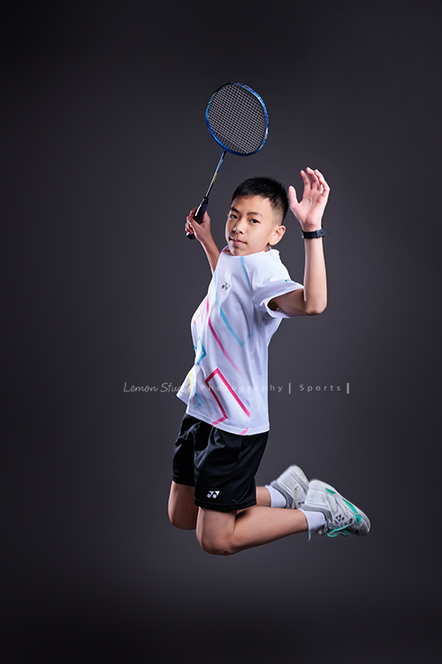 這次國小羽球隊請我們拍球隊的運動寫真照，運動的孩子們有一種很專注內斂的氣質，這次還有拍孩子們打球的瞬間，好有力量好美啊，這張是羽球隊裡一位男孩的運動寫真照，男孩跳發在空中的一瞬間，很帥氣！