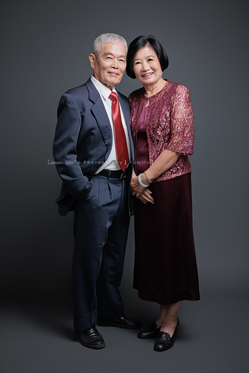 Michelle媽麻一家第二次來拍家庭寫真，這次有一些拍攝的想法與我們討論，最後請我們製作了一個很特別的無框畫，送給爺爺奶奶，爺爺奶奶收到後非常開心啊，這張是爺爺奶奶手牽手的合照！兩人牽手一輩子！