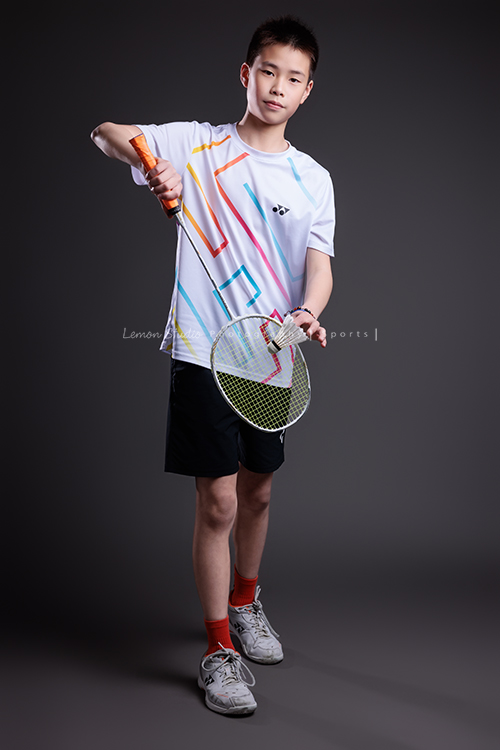這次國小羽球隊請我們拍球隊的運動寫真照，運動的孩子們有一種很專注內斂的氣質，這次還有拍孩子們打球的瞬間，好有力量好美啊，這張是羽球隊裡一位男孩的運動寫真照，男孩準備反手發球的樣子！