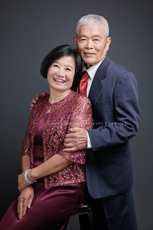 Michelle媽麻一家第二次來拍家庭寫真，這次有一些拍攝的想法與我們討論，最後請我們製作了一個很特別的無框畫，送給爺爺奶奶，爺爺奶奶收到後非常開心啊，這張是奶奶坐著、爺爺從後面抱著奶奶的兩人的合照！奶奶笑得好開心啊！