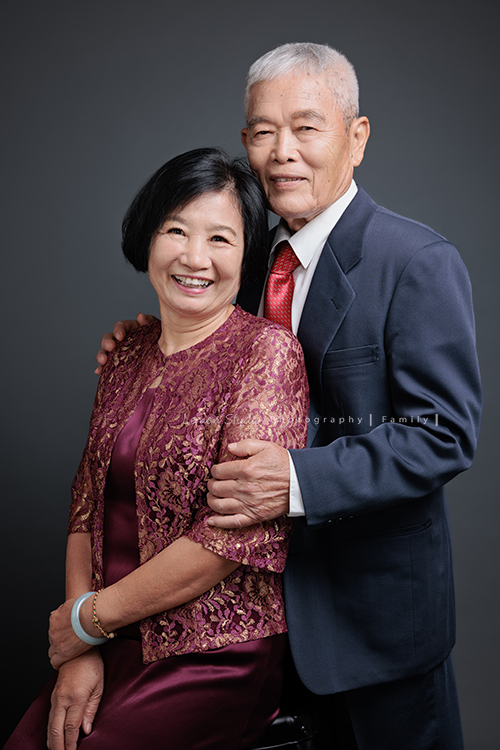 Michelle媽麻一家第二次來拍家庭寫真，這次有一些拍攝的想法與我們討論，最後請我們製作了一個很特別的無框畫，送給爺爺奶奶，爺爺奶奶收到後非常開心啊，這張是奶奶坐著、爺爺從後面抱著奶奶的兩人的合照！爺爺奶奶笑得好開心啊！