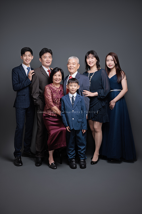 Michelle媽麻一家第二次來拍家庭寫真，這次有一些拍攝的想法與我們討論，最後請我們製作了一個很特別的無框畫，送給爺爺奶奶，爺爺奶奶收到後非常開心啊，這張是一家五口和爺爺奶奶穿正式服裝的全家福！