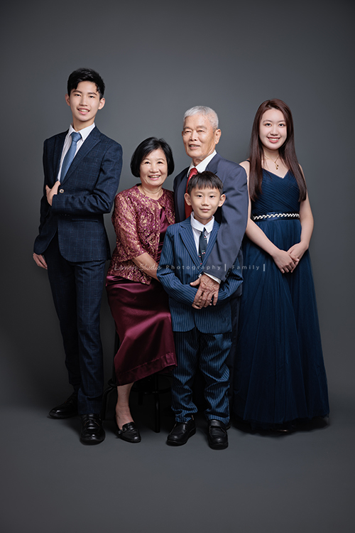Michelle媽麻一家第二次來拍家庭寫真，這次有一些拍攝的想法與我們討論，最後請我們製作了一個很特別的無框畫，送給爺爺奶奶，爺爺奶奶收到後非常開心啊，這張是爺爺奶奶和三個孫子穿正式服裝的合照！