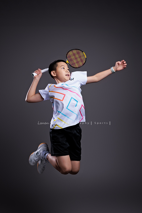 這次國小羽球隊請我們拍球隊的運動寫真照，運動的孩子們有一種很專注內斂的氣質，這次還有拍孩子們打球的瞬間，好有力量好美啊，這張是羽球隊裡一位男孩的運動寫真照，男孩跳發在空中的一瞬間側面照，很有力量很帥氣！