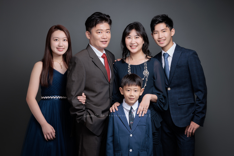 Michelle媽麻一家第二次來拍家庭寫真，這次有一些拍攝的想法與我們討論，最後請我們製作了一個很特別的無框畫，送給爺爺奶奶，爺爺奶奶收到後非常開心啊，這張是Michelle媽麻一家五口的全家福！