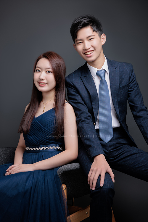 Michelle媽麻一家第二次來拍家庭寫真，這次有一些拍攝的想法與我們討論，最後請我們製作了一個很特別的無框畫，送給爺爺奶奶，爺爺奶奶收到後非常開心啊，這張是大姊和大哥兩人的合照！大哥笑起來很陽光、大姊很優雅啊！