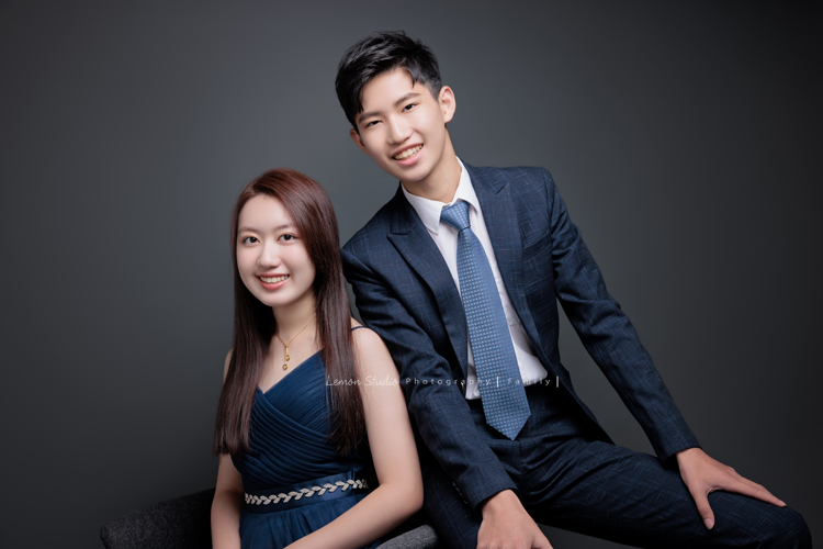 Michelle媽麻一家第二次來拍家庭寫真，這次有一些拍攝的想法與我們討論，最後請我們製作了一個很特別的無框畫，送給爺爺奶奶，爺爺奶奶收到後非常開心啊，這張是大姊和大哥兩人的合照！大哥笑起來很陽光、大姊很漂亮啊！