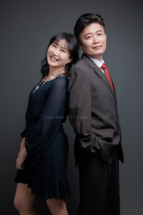 Michelle媽麻一家第二次來拍家庭寫真，這次有一些拍攝的想法與我們討論，最後請我們製作了一個很特別的無框畫，送給爺爺奶奶，爺爺奶奶收到後非常開心啊，這張是Michelle媽麻和先生兩人的合照！