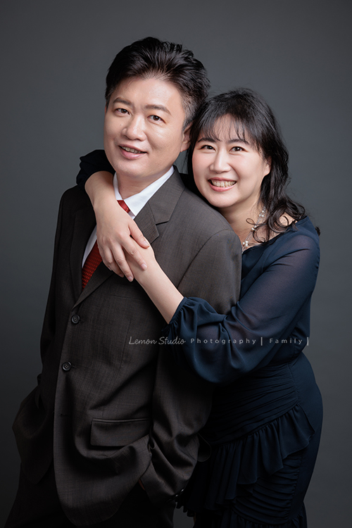 Michelle媽麻一家第二次來拍家庭寫真，這次有一些拍攝的想法與我們討論，最後請我們製作了一個很特別的無框畫，送給爺爺奶奶，爺爺奶奶收到後非常開心啊，這張是Michelle媽麻抱著先生的兩人的合照！